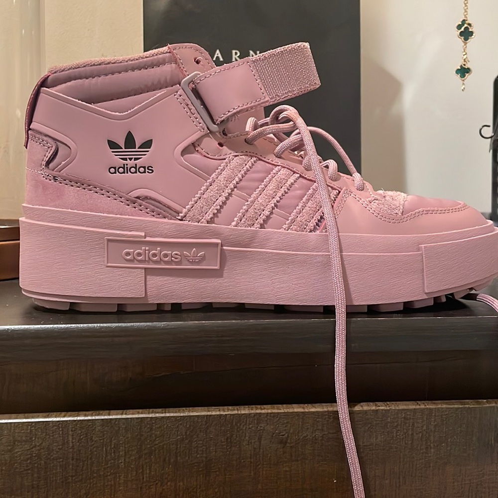 Adidas size 7 WOMENS hightop